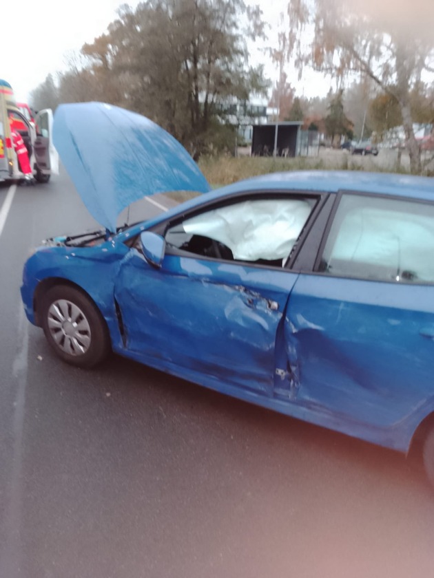 POL-STD: Zwei Autos prallen auf Kreuzung in Stade zusammen - ein Autofahrer leicht verletzt, 7-jähriges Mädchen bei Unfall in Jork verletzt - Polizei sucht wichtige Zeugen