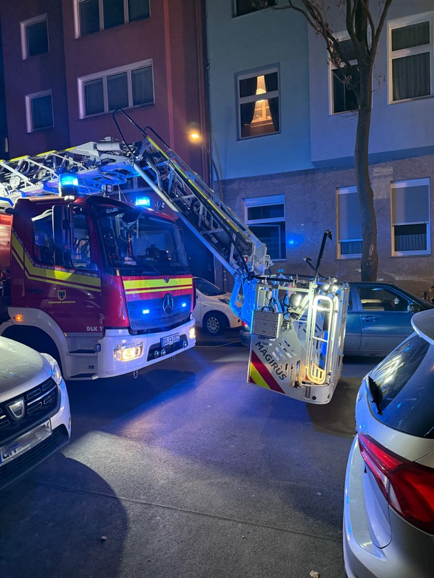 FW-DO: Kellerbrand in Mehrfamilienhaus - Mehrere Menschen über Drehleitern gerettet