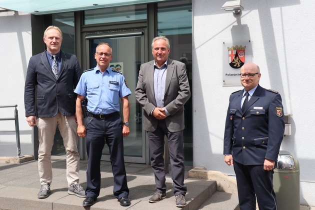 POL-PPTR: Polizeihauptkommissar Achim Zender nach mehr als 43 Dienstjahren in den Ruhestand verabschiedet. Sein Nachfolger ist in Morbach schon aktiv im Amt.