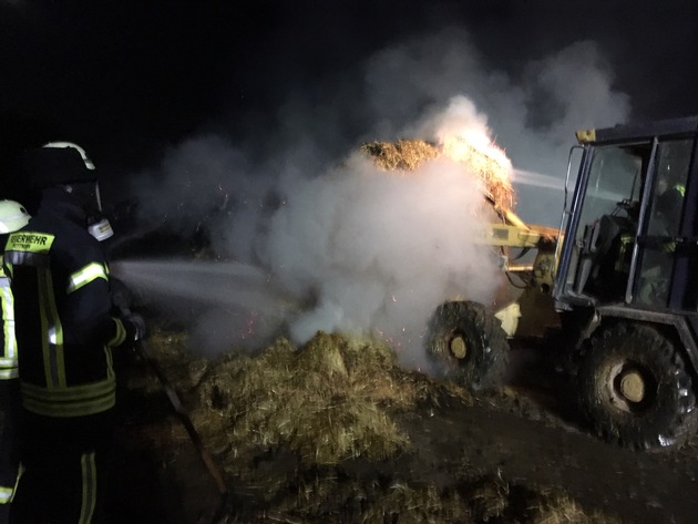 FW Mettmann: Brennende Strohmiete ruft Feuerwehr auf den Plan