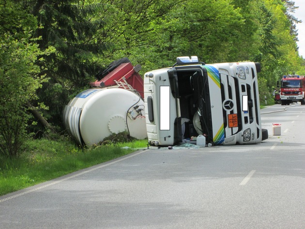 POL-SE: Bad Bramstedt - Segeberger Straße, B 206 / Gefahrguttransporter kippt auf die Fahrbahn