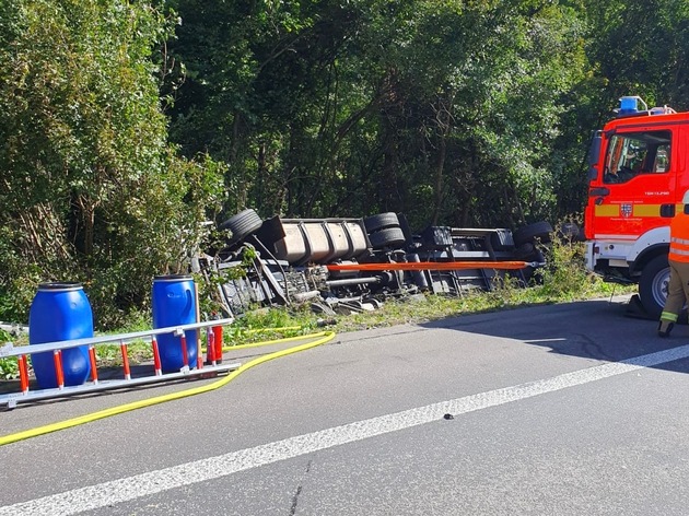 FW VG Asbach: LKW Unfall auf der A3 / 2 Leichtverletzte - lange Vollsperrung der Autobahn
