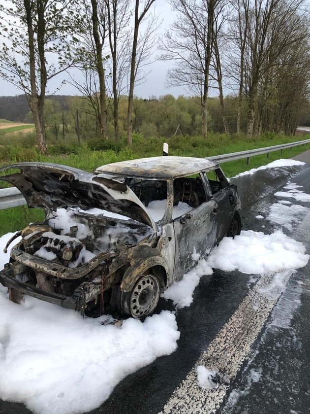 FW-Velbert: PKW brannte in Autobahnausfahrt