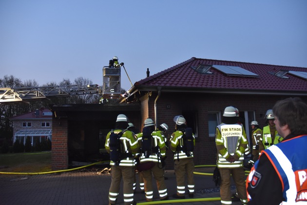 POL-STD: Polizei Drochtersen sucht unbekannten Autofahrer, Einbrecher in Cafe an der Elbe in Jork, Hauswirtschaftsraum und Garage in Stade ausgebrannt - Wohnhaus kann durch Feuerwehr geschützt werden