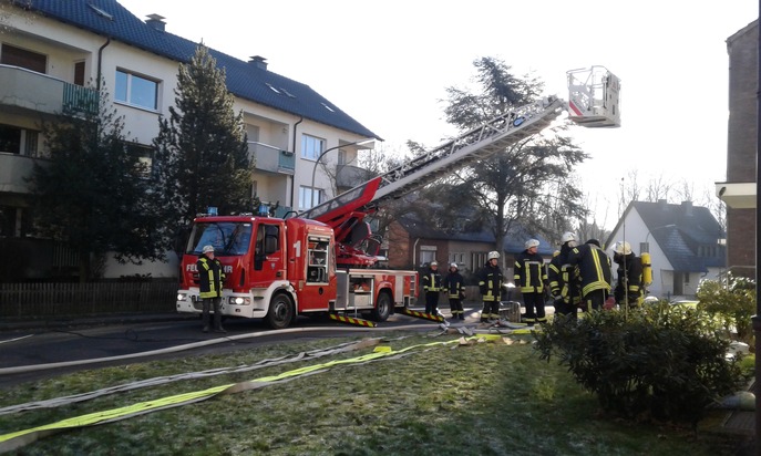 FW-AR: Feuerwehr rettet Rollstuhlfahrerin bei Wohnungsbrand - Hilfe kommt für 81-jährige Frau jedoch zu spät