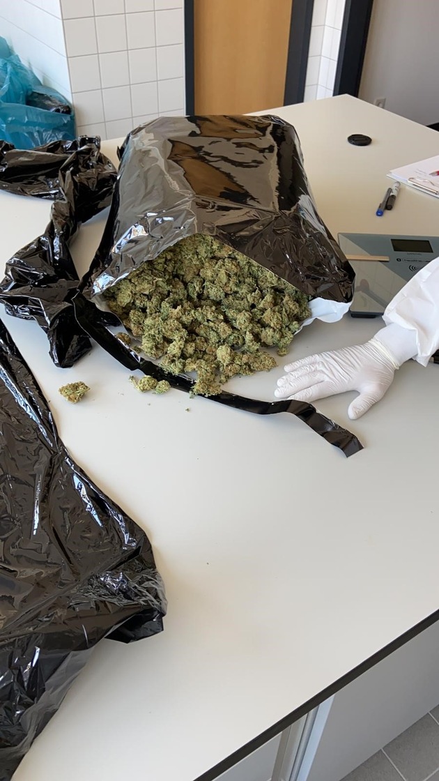 POL-BN: Fotos: Intensive Ermittlungen von Staatsanwaltschaft und Kripo führten zur Sicherstellung von rund 50 Kilogramm Marihuana - Drei Festnahmen durch Spezialeinheiten