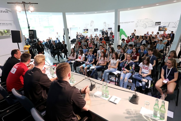 Eishockey-Bundestrainer und Nationalspieler stellen sich im SKODA Pavillon der Autostadt den Fragen Jugendlicher (FOTO)