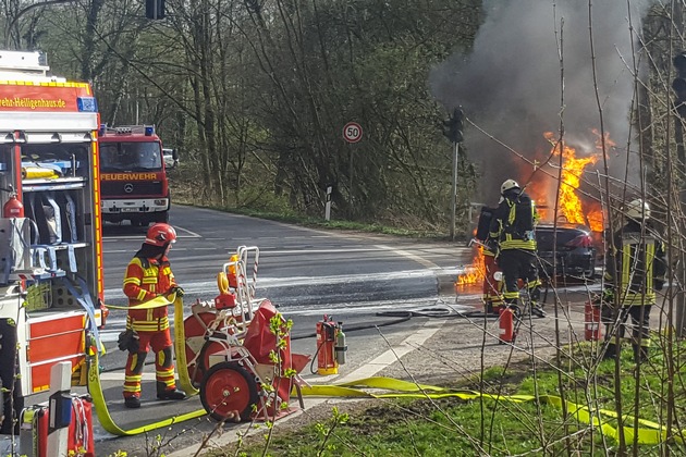 FW-Heiligenhaus: Feuer vernichtete Cabrio (Meldung 10/2018)