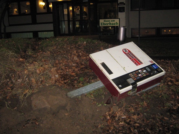 POL-HOL: Stadtoldendorf - Twete: Zigarettenautomat umgefahren und geflüchtet - PKW beschädigt stehen gelassen -