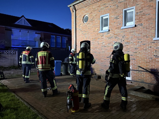 FW-AUR: Kleinstfeuer setzt Gebäudeteil unter dichten Rauch