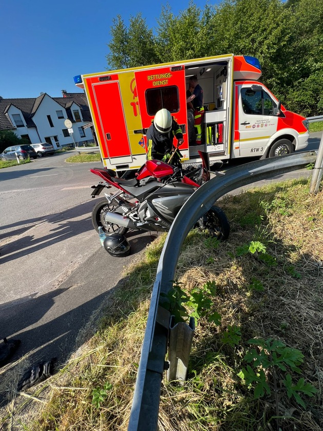 FW-EN: Rettungshubschrauber fliegt verletzten Motorradfahrer in Spezialklinik