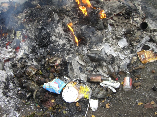 POL-HOL: Vergangenen Freitag war Brenntag für pflanzliche Abfälle in der Stadt Holzminden: Brenntag missbraucht - Hausmüll verbrannt