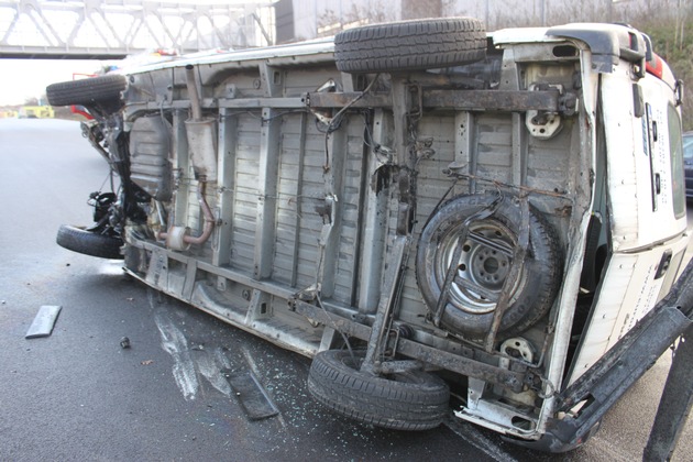 POL-PDKL: A6/Kaiserslautern, Kleintransporter kippt um