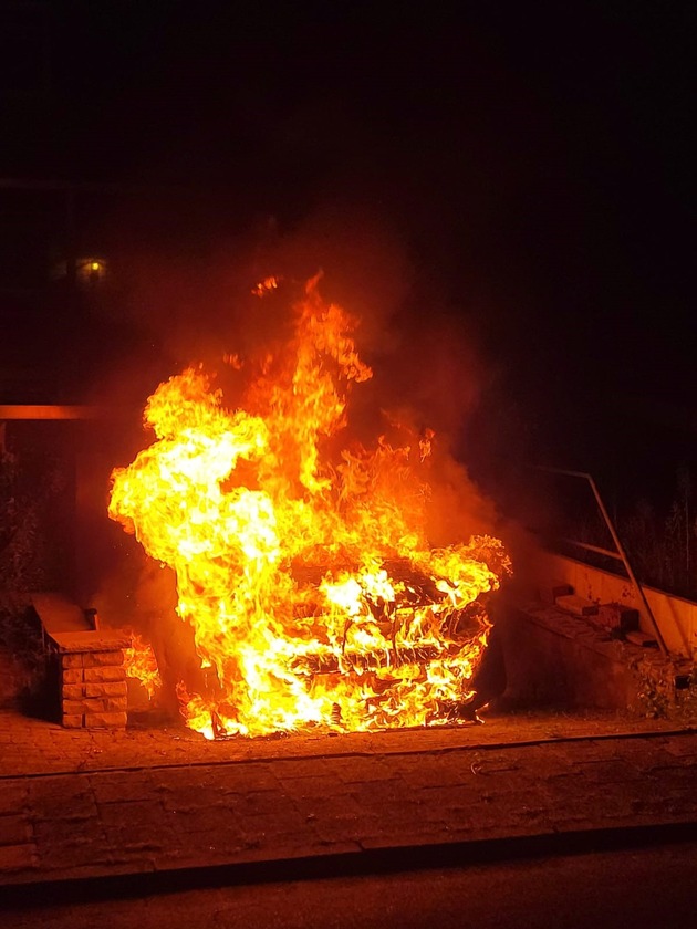 POL-NI: Fahrzeug gerät in Hofeinfahrt in Brand