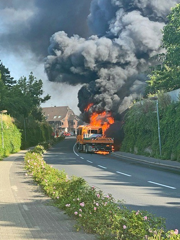 POL-ME: Städtischer LKW brannte komplett aus - Ratingen - 2207088