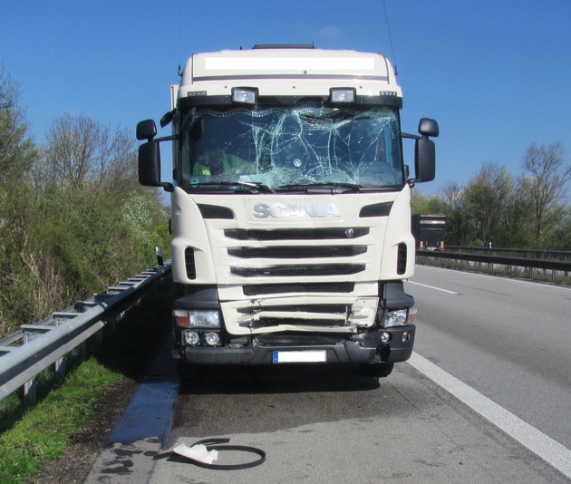 POL-VDMZ: LKW fährt auf Bus auf - Busfahrer und mehrere  Fahrgäste verletzt