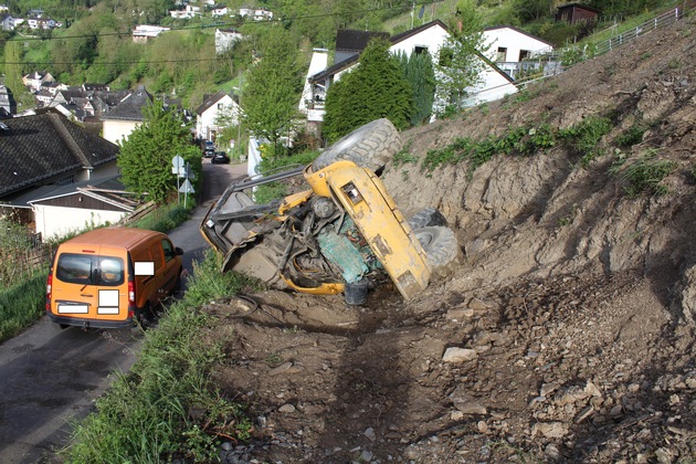 POL-PDMT: abgestürzter Radlader in den Weinbergen Obernhof