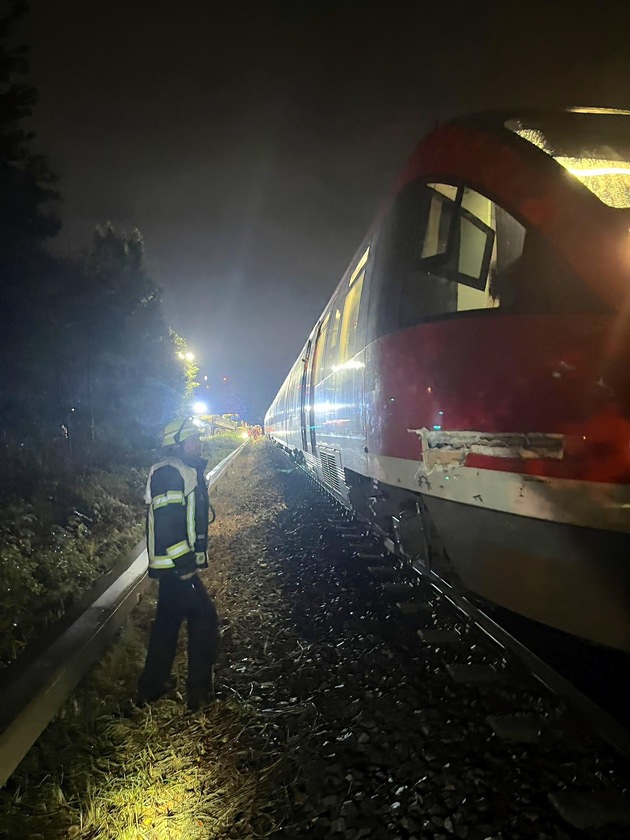 FW Bergheim: Abschlussmeldung: Kollision zwischen Regionalbahn und Erntemaschine in Bergheim