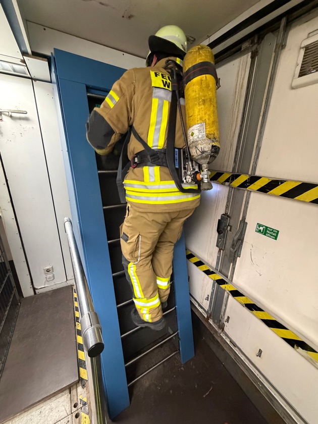 FW Weinheim: Belastung unter Druck-Feuerwehrleute in der Atemschutzstrecke