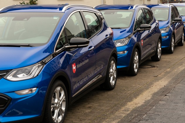 ZPD: Weitere Investitionen der niedersächsischen Polizei in E-Mobilität 15 neue Opel Ampera-e für die Polizei Niedersachsen