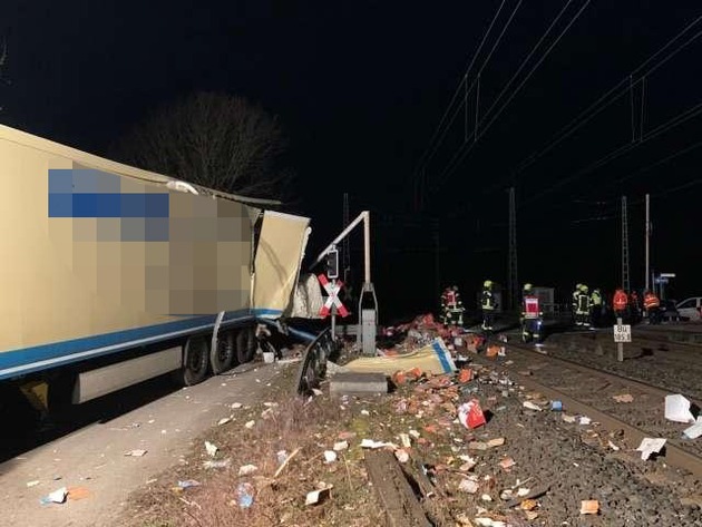 POL-GÖ: (118/2023) Regionalbahn erfasst Sattelzug beim Rangieren am Bahnübergang in Hedemünden - zwei Menschen werden leicht verletzt. Streckenabschnitt für Stunden gesperrt.