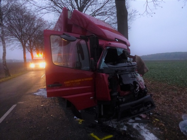 POL-LG: ++ tödliche Unfallfolgen ++ Lkw-Fahrer kommt von Kreisstraße ab und kollidiert frontal mit einem Baum ++ am Unfallort verstorben ++ 90.000 Euro Sachschaden ++
