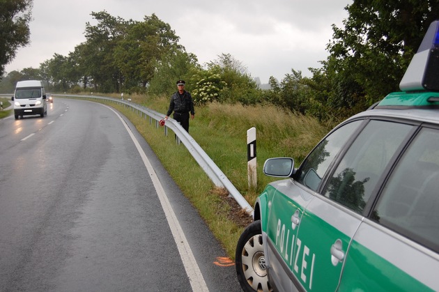 POL-CUX: B 73: Neue Schutzplanken für mehr Sicherheit installiert Fotos für Sie als Download in der digitalen Pressemappe.Siehe unten.