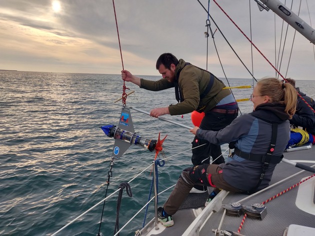 Studierende testen selbstkonstruierten Str&ouml;mungsgenerator vor Helgoland