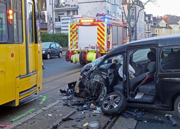 FW-GE: Verkehrsunfall mit Straßenbahn