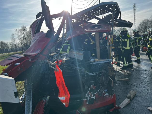 FW-WRN: Schwerer Verkehrsunfall auf der Bundesautobahn 1 in Fahrtrichtung Bremen