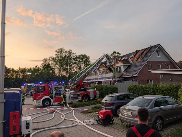 FW-ROW: Dachstuhlbrand in einem Mehrparteienhaus in Rotenburg