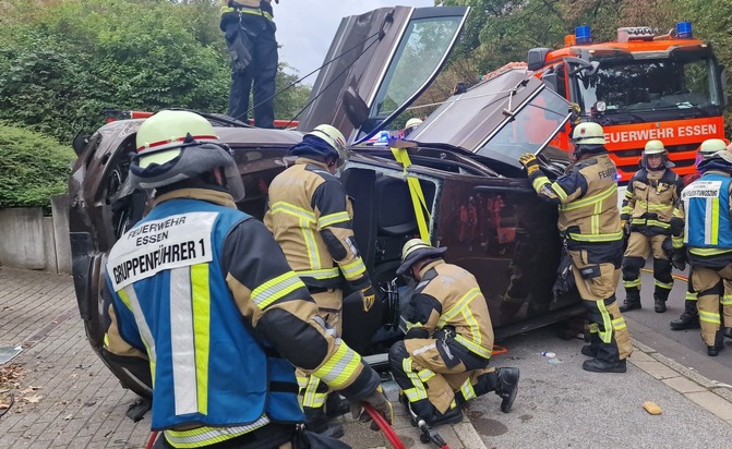 FW-E: Schwerer Verkehrsunfall mit technischer Rettung - eine verletzte Person