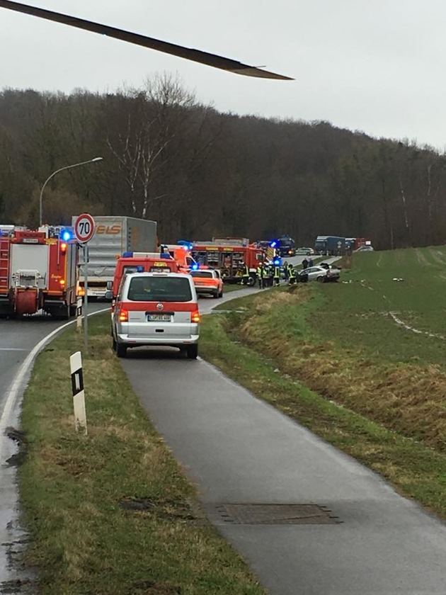 FW-DT: Verkehrsunfall mit eingeklemmten Personen