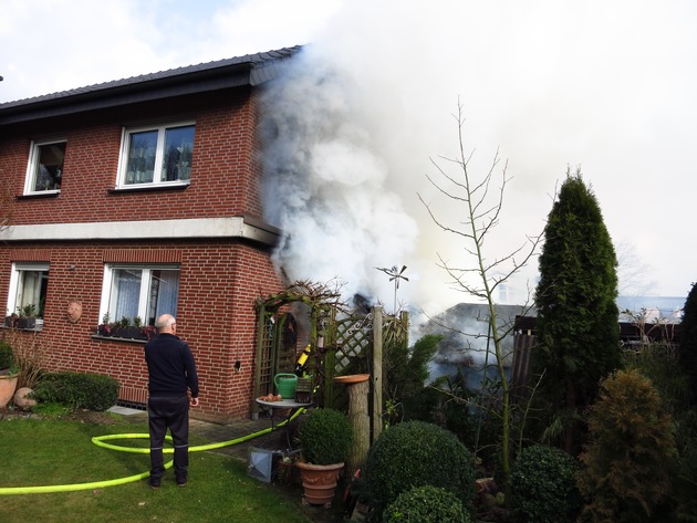 FW-WRN: Gartenhausbrand droht auf Gebäude überzugreifen