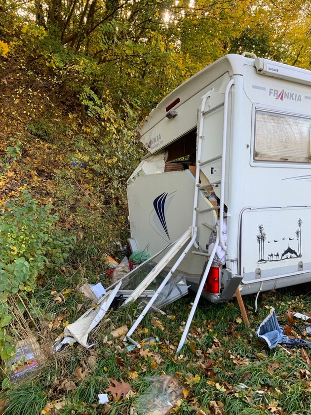 FW Ratingen: Verkehrsunfall BAB 3 - Person eingeklemmt