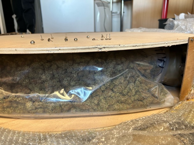 HZA-HST: Mehr als 86 Kilogramm Marihuana in Paketsendungen ./. Pakete kamen Stralsunder Zoll spanisch vor