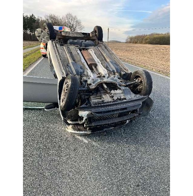 POL-STD: Einbrüche in Gewerbebetriebe in Harsefeld, Wohnung in Buxtehude ausgebrannt, Kleinwagen landet nach gescheitertem Überholmanöver auf dem Dach - eine Person leicht verletzt