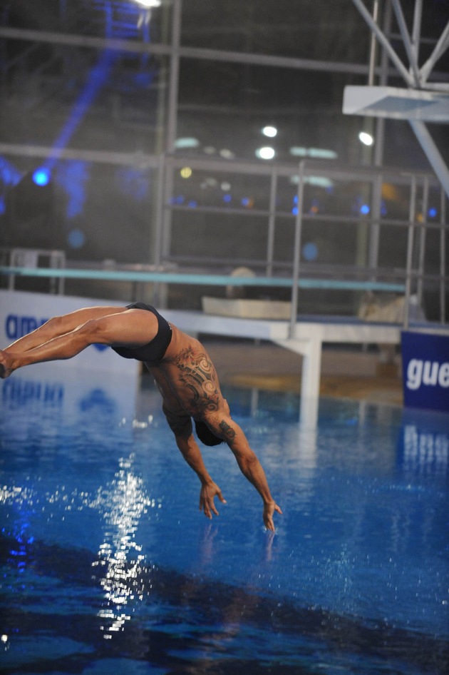 Gold für Fabian Hambüchen: Turn-Ass gewinnt &quot;TV total Turmspringen&quot; auf ProSieben / 18,3 Prozent MA für Stefan Raabs Wassersportsshow