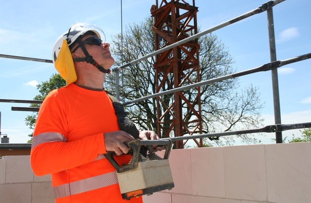 BG BAU Berufsgenossenschaft der Bauwirtschaft: UV-Schutz am Bau berücksichtigen