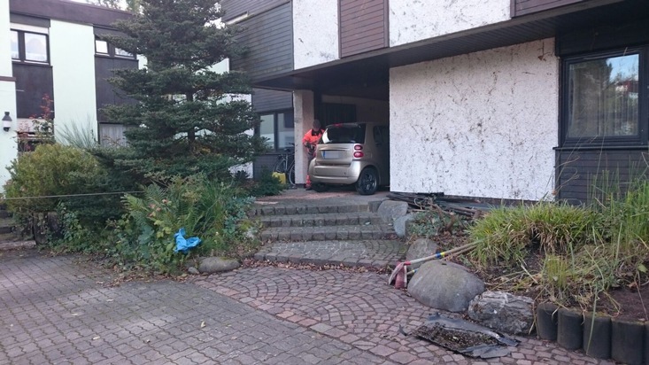 POL-PPWP: Unfall: Auto &quot;parkt&quot; im Wohnhaus