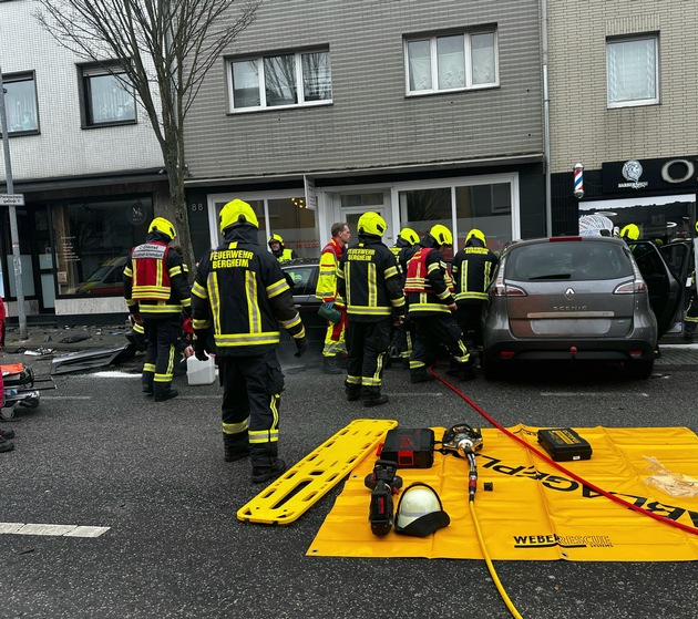 FW Bergheim: Eine verletzte Person nach Verkehrsunfall in Quadrath-Ichendorf Fahrerin im PKW eingeschlossen - großes Trümmerfeld auf Köln-Aachener-Straße