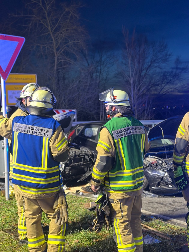 FW Weinheim: Schwerer Verkehrsunfall an der B3 Abfahrt L&uuml;tzelsachsen. Drei Verletzte nach Zusammensto&szlig; zweier Pkw.