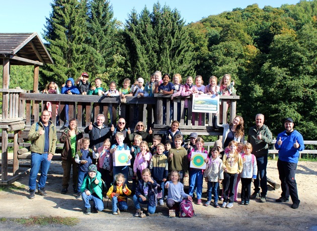 Presseinformation: RhönSprudel spendet 2.500 Euro an den Wildpark Gersfeld
