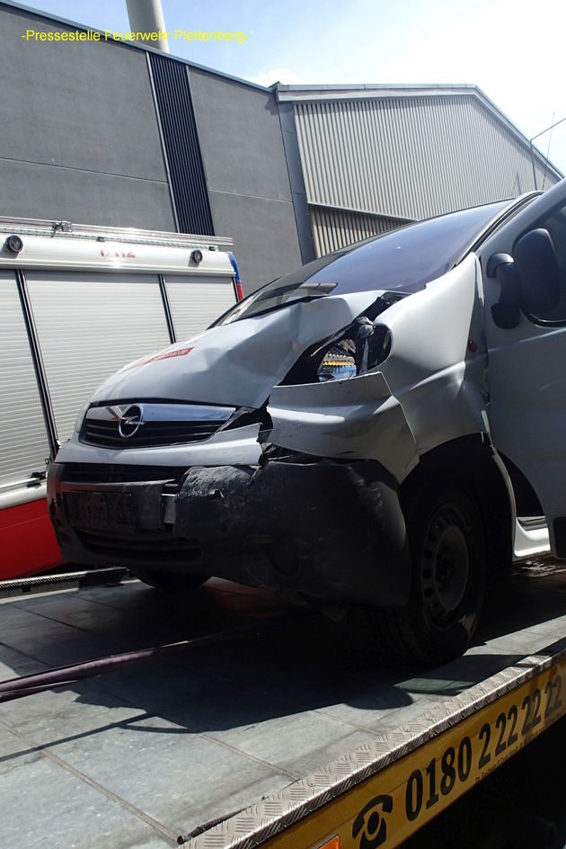 FW-PL: Verkehrsunfall in der Reichsstraße in Plettenberg. Feuerwehr streut auslaufende Betriebsmittel nach Kollision zwischen Kleintransporter und LKW ab