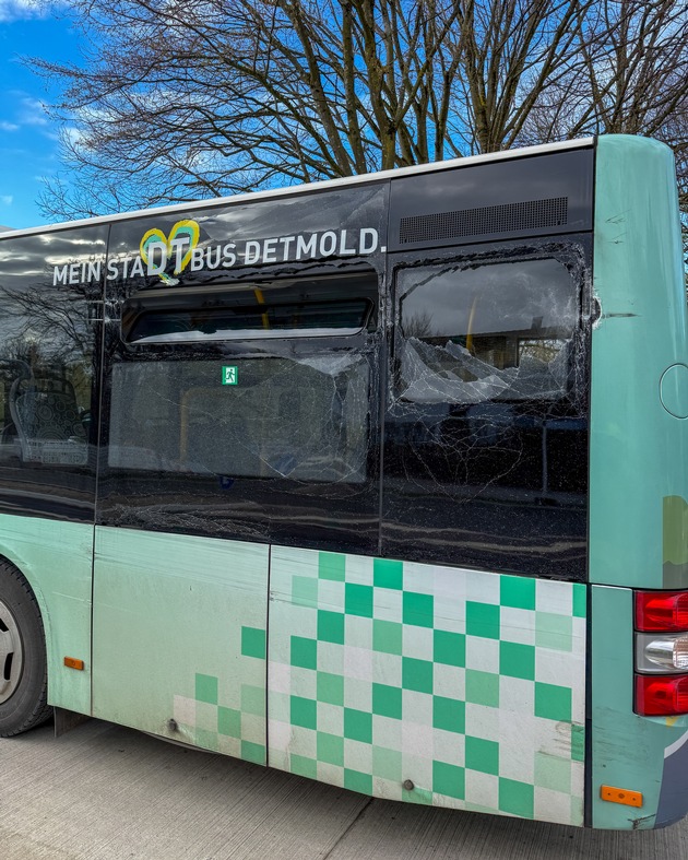 FW-DT: Unfall zweier Linienbusse - Feuerwehr sichert zerstörte Seitenscheiben