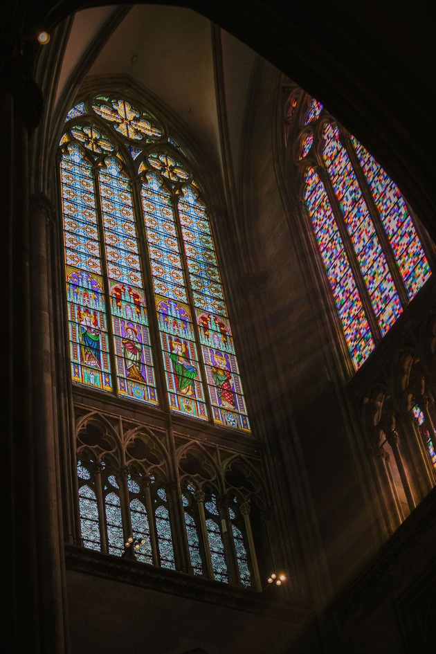 Restauriertes Helenafenster im Kölner Dom eingeweiht und neue Landingpage lädt zu einer interaktiven Zeitreise ein