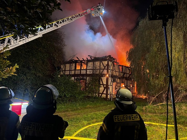 FW Lüchow-Dannenberg: +++ Feuer zerstört Nebengebäude am Jagdschloss Göhrde +++ Großeinsatz mit über 200 Einsatzkräften dauert die ganze Nacht +++