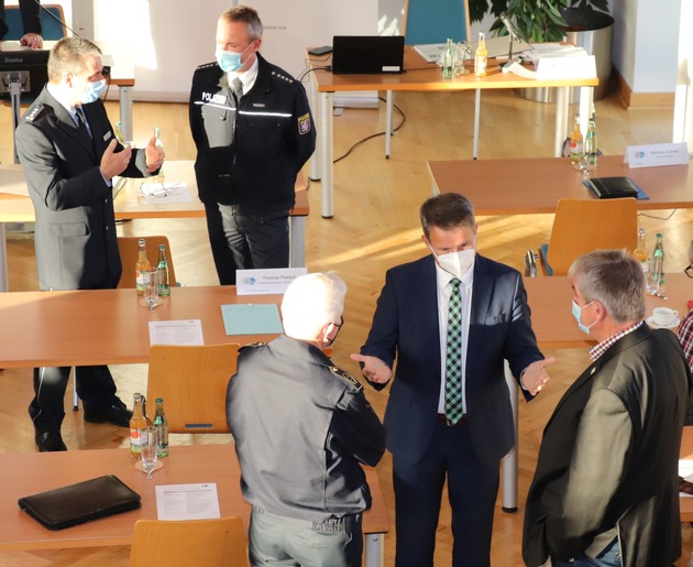 POL-HX: Gemeinsam handeln für die Sicherheit im Kreis Höxter / Sicherheitskonferenz der Kreispolizeibehörde Höxter bringt Behörden und Institutionen über die Kreisgrenzen hinaus zusammen
