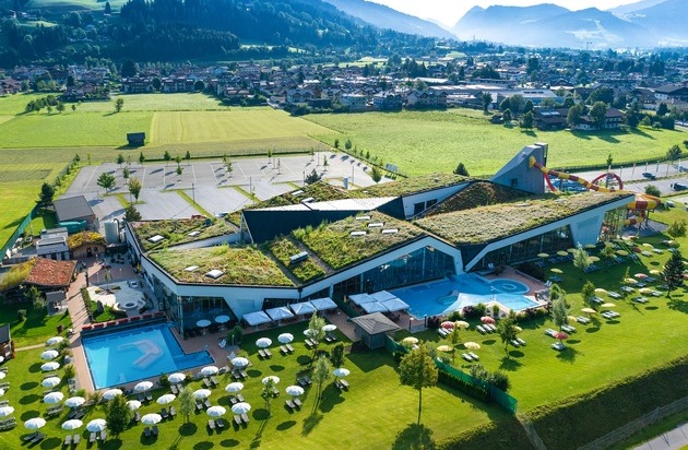 Paul Bauder GmbH & Co.KG: Starkes System für ein außergewöhnliches Gründach / Therme Amadé zum Gründach des Jahres 2025 gewählt