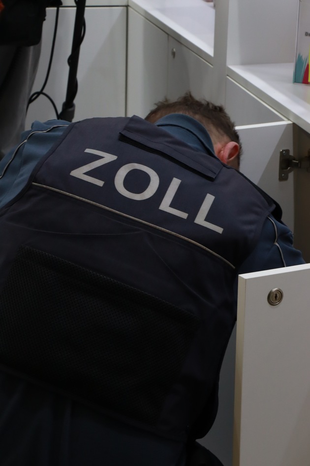 HZA-DA: Zoll stellt Fakes auf der Ambiente sicher - Kontrollen führen zu 31 Strafverfahren, 32.000 Euro Sicherheitsleistung und 940 Sicherstellungen